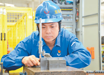 工匠绝活：锉削钻孔 平稳精准