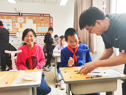 为孩童点亮科技梦 北理工与房山一小学共建红色育人基地