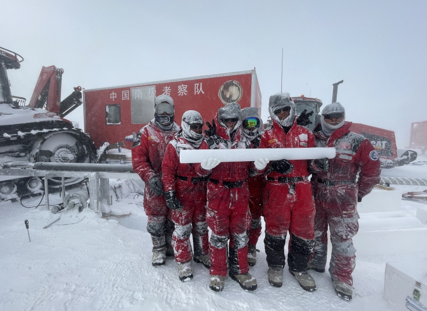 中国第41次南极考察队“雪龙”号凯旋