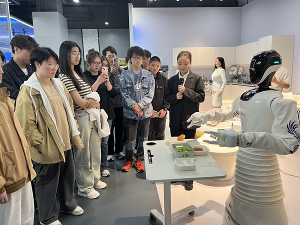 科技与未来“零距离”对话 科技馆之城系列活动走进机器人大世界
