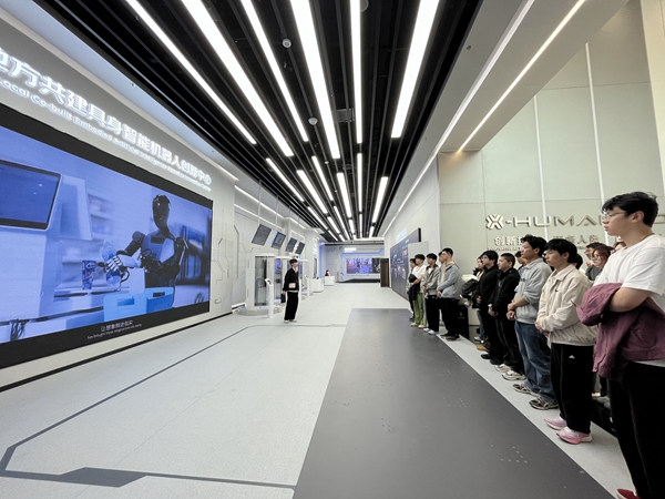 科技与未来“零距离”对话 科技馆之城系列活动走进机器人大世界