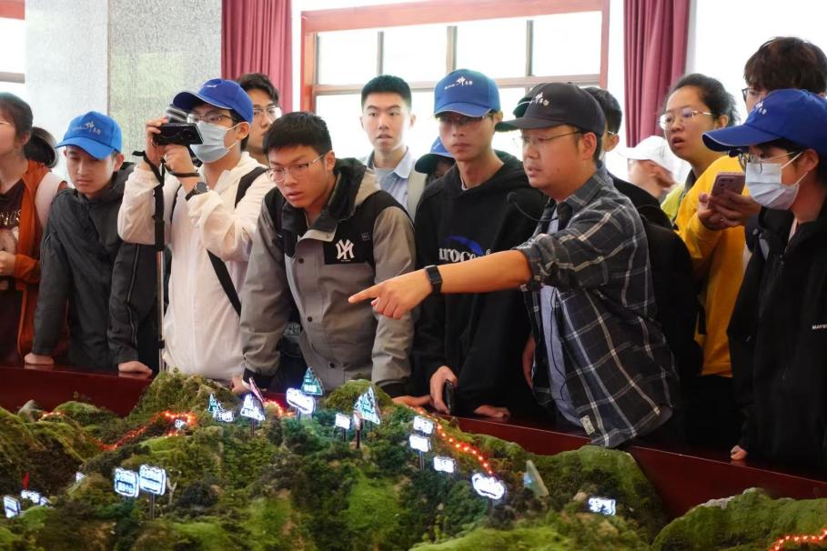 廿五载青山铸魂，万物共生启新程​​