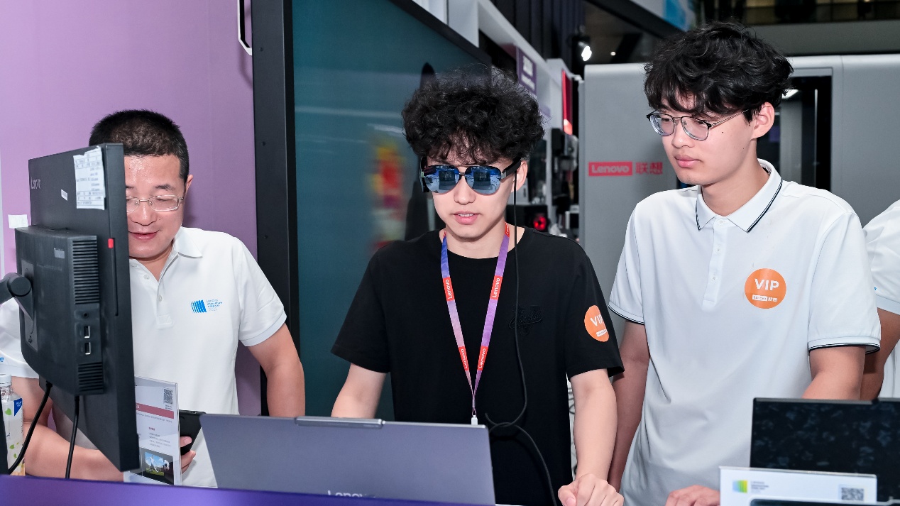 “人工智能+”落地成果集中亮相，联想展出近200项前沿技术及产品