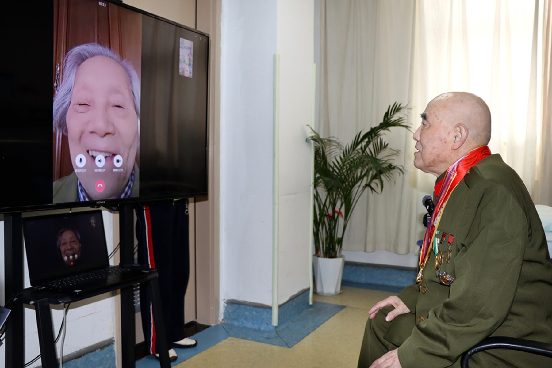 七十四载烽火情，一声“院长”泪满襟