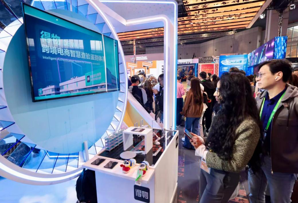 进博透视｜得物App亮相第八届进博会中国馆，为品质消费注入时尚科技新活力